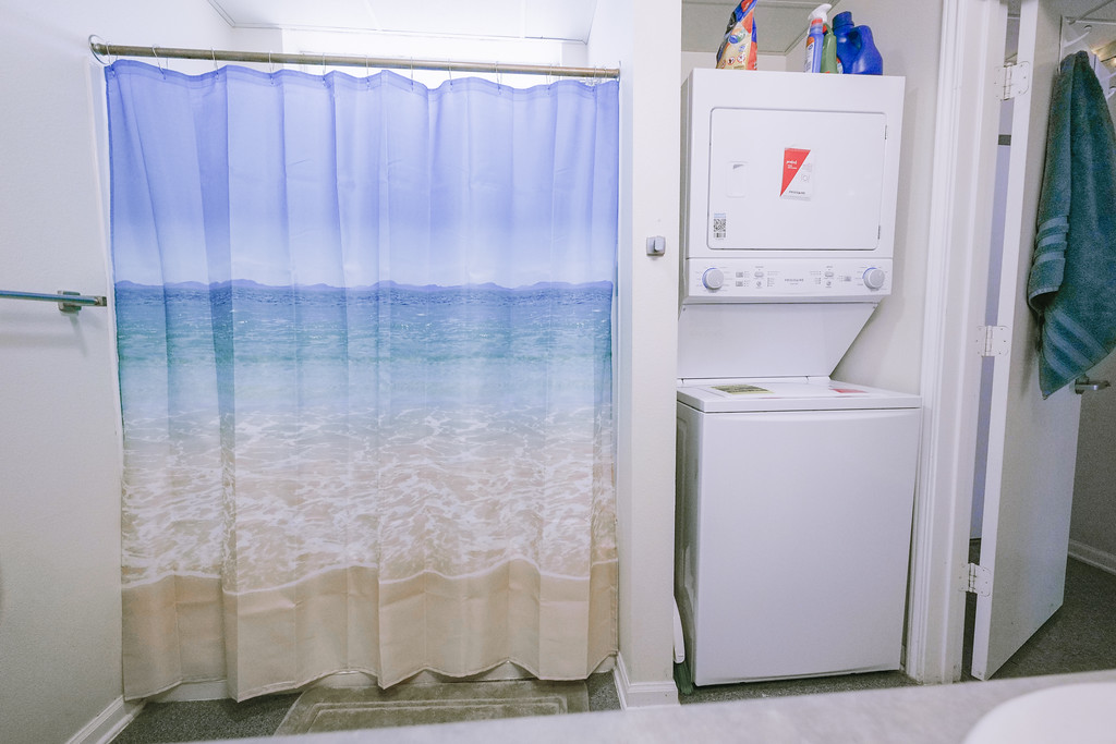 A shower and washer/dryer in Park Place
