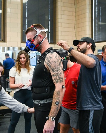 Student measure VO2 max in the Sports Performance Lab.